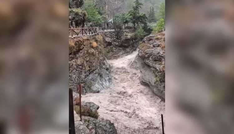 Εντυπωσιακές-εικόνες-από-το-φαράγγι-της-Σαμαριάς:-Ορμητικά-νερά-μετά-τις-καταιγίδες-(βίντεο)-–-Νέο-112-στον-Μυλοπόταμο