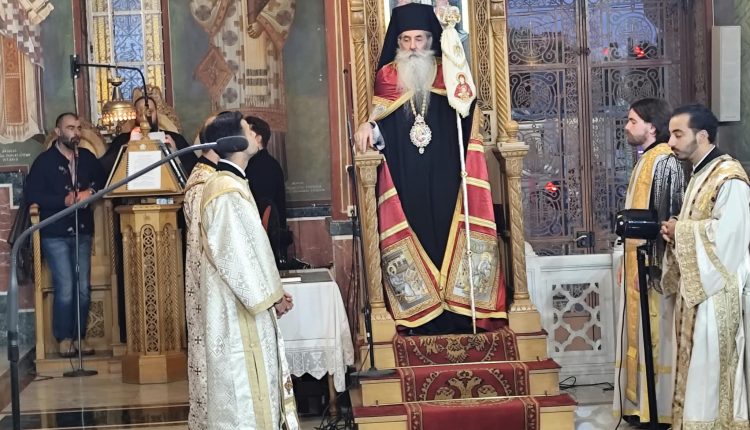 Ευλαβική-προσευχή-για-τον-Άγιο-Διονύσιο-τον-Αρεοπαγίτη,-στον-ομώνυμο-ναό-του-Πειραιώς