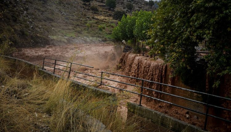 Σε-συναγερμό-παραμένει-η-Κρήτη:-Δύσκολη-κατάσταση-στα-Ζωνιανά,-έκλεισε-ετοιμόρροπη-γέφυρα