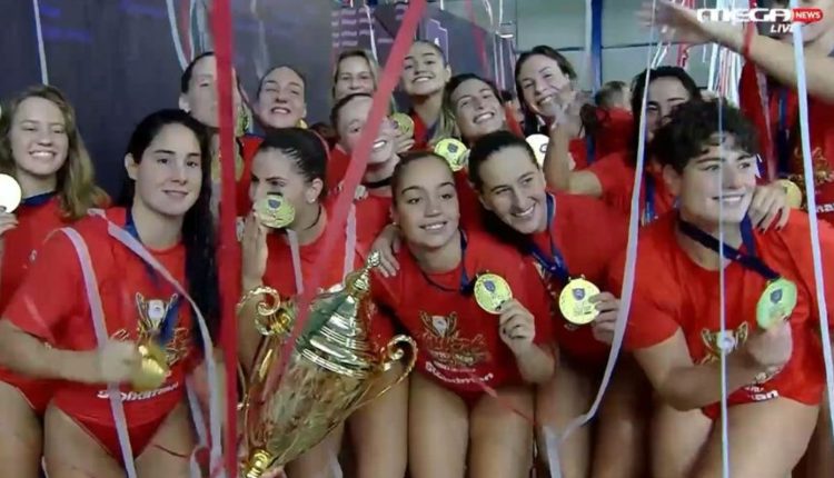 Ολυμπιακός:-Η-απονομή-του-ευρωπαϊκού-Σούπερ-Καπ-μετά-τον-θρίαμβο-επί-της-Καταλούνια