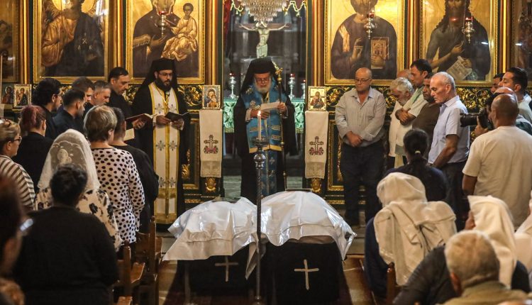 Γάζα:-Με-προσευχή-για-ειρήνη-το-“ύστατο-χαίρε”-στις-δύο-γυναίκες-που-σκοτωθήκαν-από-αεροπορική-επιδρομή-(ΦΩΤΟ)