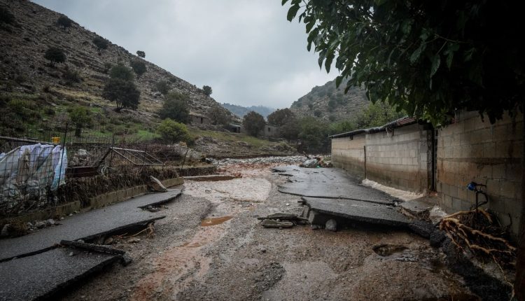 Γιατί-πλημμυρίζει-η-Κρήτη:-Ο-ρόλος-του-ανάγλυφου,-της-δόμησης-και-της-θερμής-θάλασσας-–-Ο-καθηγητής-Μ.-Διακάκης-εξηγεί