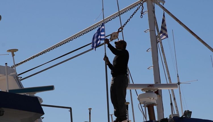 Γέμισε-με-ψαροτράτες-το-λιμάνι-του-Πειραιά:-Κλιμακώνεται-η-διαμαρτυρία-των-αλιέων-για-την-κατάσταση-στον-κλάδο