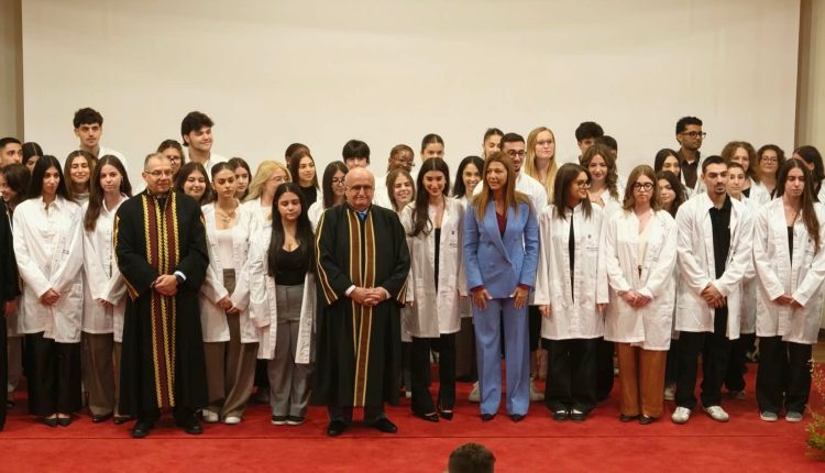 Πανεπιστήμιο-Πατρών:-Πρεμιέρα-για-το-αγγλόφωνο-τμήμα-Ιατρικής-παρουσία-Ζαχαράκη-–-Ένταση-μεταξύ-φοιτητών-και-αστυνομικών-δυνάμεων