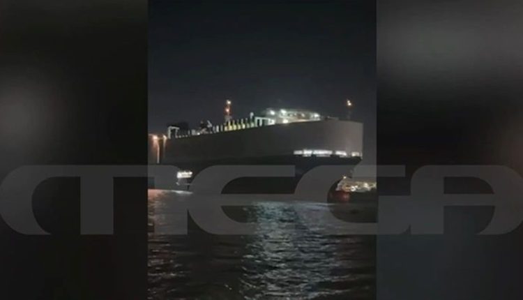 Οχηματαγωγό-προσάραξε-σε-αμμώδη-περιοχή-της-Σαλαμίνας-–-36-άτομα-στο-πλοίο