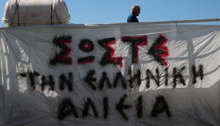 Στα-«κάγκελα»-οι-ψαράδες:-«Όλοι-στην-ΕΕ-επιδοτήθηκαν,-εκτός-από-εμάς»-–-Συνεχίζουν-τις-κινητοποιήσεις