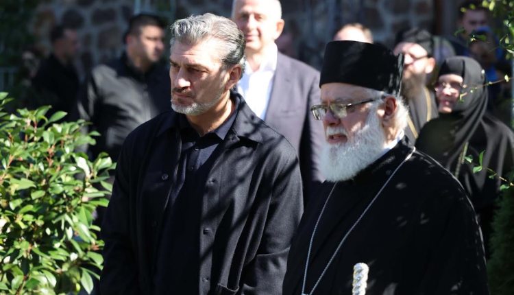 Ο-Πρόεδρος-της-Γεωργίας-στο-εκκλησιαστικό-συγκρότημα-του-Αποστόλου-Ματθαίου-στο-Μπατούμι