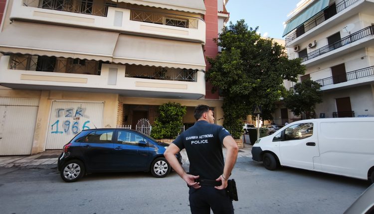 Συναγερμός-στην-Καλλιθέα:-Έληξε-η-επιχείρηση-του-ΤΕΕΜ-για-τα-φιαλίδια-με-το-εκρηκτικό-υλικό-–-Επέστρεψαν-οι-ένοικοι
