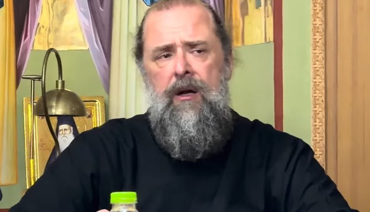 Ο-Μητροπολίτης-Θεσσαλονίκης,-Φιλόθεος,-τραγούδησε-το-«Στο-‘πα-και-στο-ξαναλέω»-στο-Άγιο-Όρος-–-Το-ξεχωριστό-στιγμιότυπο-με-μοναχούς