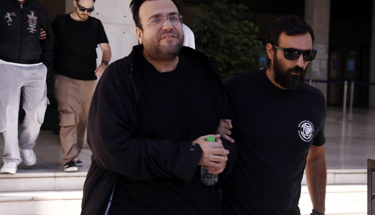 Εσπευσμένα-στο-νοσοκομείο-ο-Φίλιππος-Καμπούρης-–-Ασθενοφόρο-έφτασε-στη-ΓΑΔΑ-–-Ο-«Μίστερ-Κωλοτούμπας»,-η-trash-tv-και-οι-εικονικές-εταιρείες