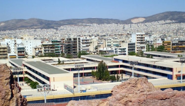 Με-ομόφωνη-απόφαση-του-Δήμου-Αθηναίων-θα-παραμείνει-κλειστό-αύριο-το-σχολικό-συγκρότημα-της-Γκράβας