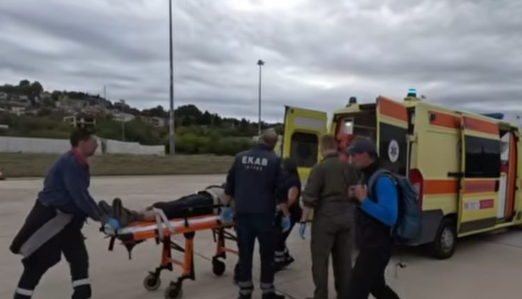 Διάσωση-από-αέρος-στο-Φαράγγι-του-Βίκου-–-super-puma-της-Πολεμικής-Αεροπορίας-παρέλαβε-τραυματία-ορειβάτη-και-τον-συνοδό-του-–-Δείτε-το-βίντεο