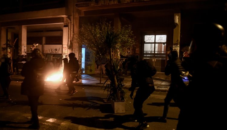 Κουκουλοφόροι-επιτέθηκαν-με-μολότοφ-και-πέτρες-σε-δύο-διμοιρίες-των-ΜΑΤ-στα-Εξάρχεια