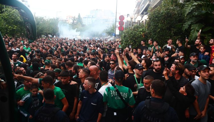 Παναθηναϊκός:-Αποθέωση-και-σύνθημα-νίκης-από-τους-οπαδούς-πριν-την-αναχώρηση-για-Καραϊσκάκη