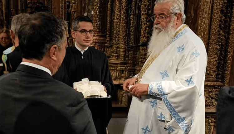 Το-αμήχανο-τετ-α-τετ-του-Μητροπολίτη-Κοζάνης-με-τον-δήμαρχο-στην-Θεία-Λειτουργία:-«Εσύ-ποιος-είσαι;»