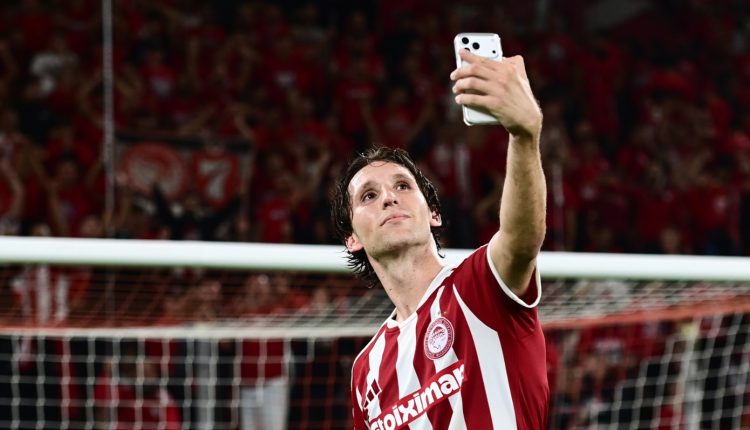 Ολυμπιακός:-Η-selfie-του-Ρέτσου-με-τους-οπαδούς-μετά-τη-νίκη-επί-του-Παναθηναϊκού