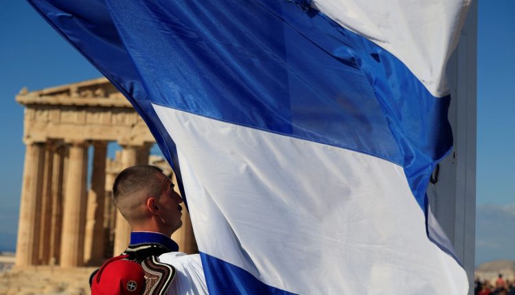Η-Αθήνα-γιορτάζει-82-χρόνια-από-την-απελευθέρωσή-της-–-Έπαρση-της-σημαίας-στον-Ιερό-Βράχο-της-Ακρόπολης