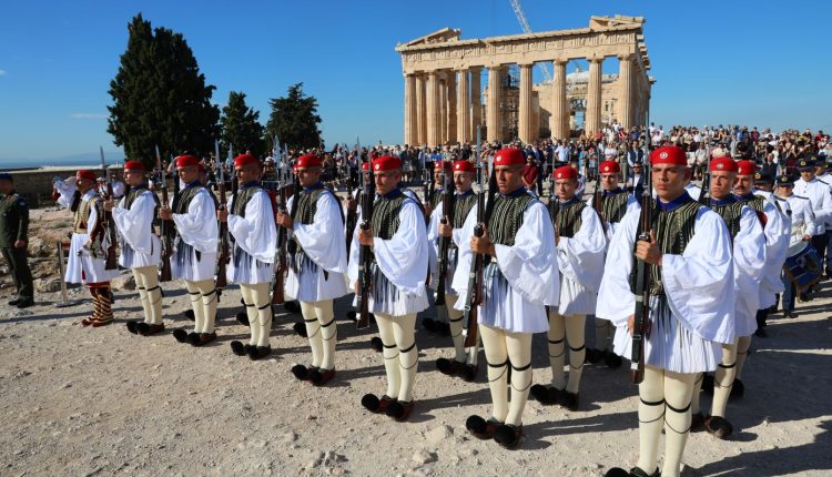 Δείτε-την-έπαρση-της-σημαίας-στον-Ιερό-Βράχο-της-Ακρόπολης-για-την-82η-επέτειο-από-την-Απελευθέρωση-της-Αθήνας