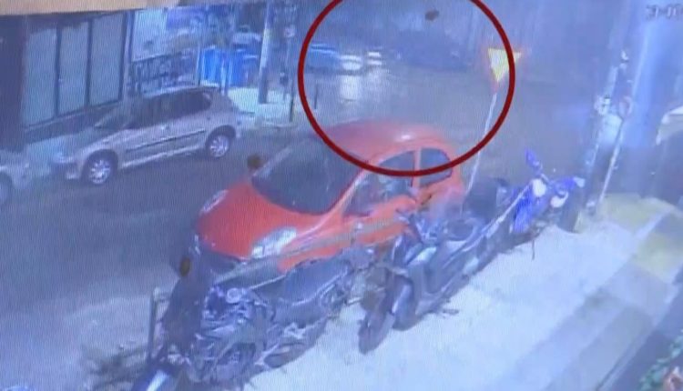 Τροχαίο-δυστύχημα-στο-Παγκράτι:-Νεκρός-ο-35χρονος-οδηγός-μηχανής-που-παρασύρθηκε-από-αυτοκίνητο-–-Σοκαριστικό-βίντεο