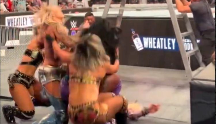 Σοκ-στο-wwe:-Η-Τίφανι-Στράτον-έπεσε-με-το-κεφάλι-και-τον-αυχένα-από-σκάλα-–-Το-σοκαριστικό-video
