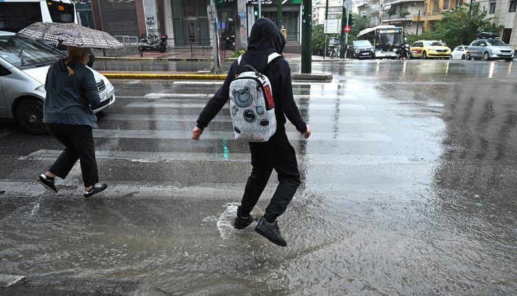 Σφοδρή-βροχόπτωση-στην-Αθήνα-–-Ξεκινά-48ωρο-με-έντονα-φαινόμενα,-κόκκινη-προειδοποίηση-από-την-ΕΜΥ