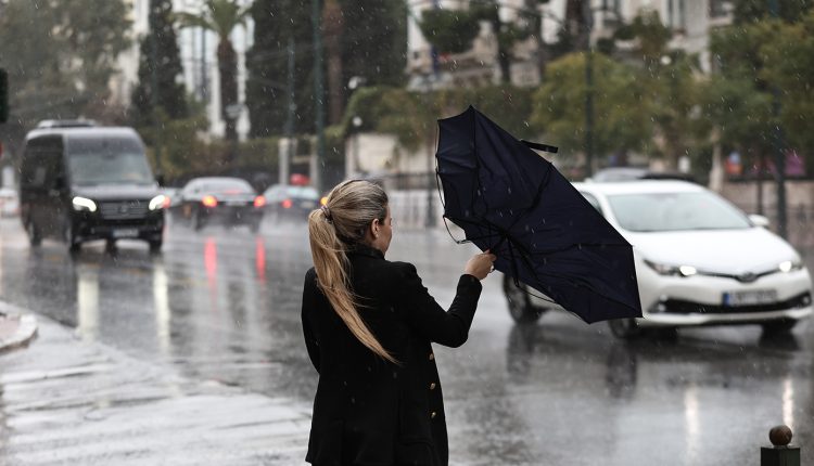 Σε-red-code-η-Αθήνα-για-την-κακοκαιρία-–-Μηχανήματα-και-αντλίες-σε-θέσεις-κινδύνου,-ειδική-μέριμνα-στον-Λυκαβηττό