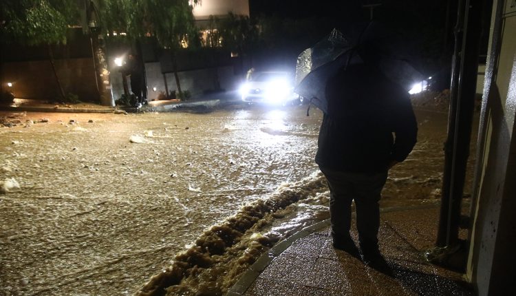 Στο-έλεος-της-κακοκαιρίας-η-Σκιάθος:-Ήχησε-το-112-–-Δρόμοι-μετατράπηκαν-σε-ποτάμια