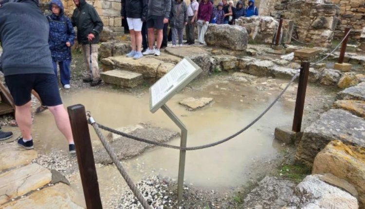 Πλημμύρισαν-τμήματα-στο-ανάκτορο-της-Κνωσού-λόγω-της-βροχής-–-Τουρίστες-έκαναν-ξενάγηση-μέσα-στα-νερά