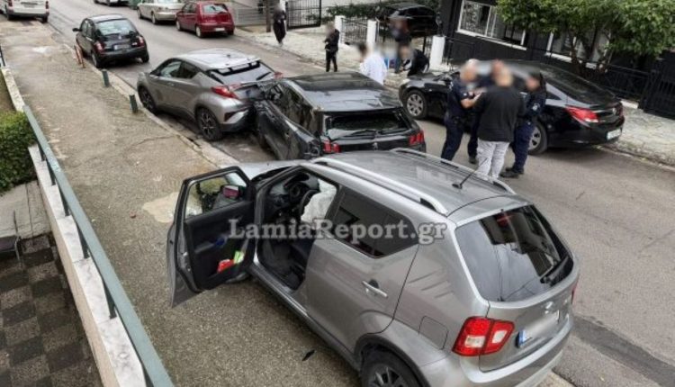 Τρομερό-τροχαίο-στη-Λαμία:-Κόλλησε-το-γκάζι-του-αυτοκινήτου-της-και-πήρε-σβάρνα-δύο-παρκαρισμένα-ΙΧ