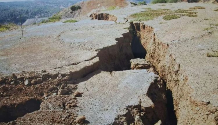 Σταυροβούνι:-Σήμα-κινδύνου-από-τους-μοναχούς-για-κατολίσθηση-–-Τεράστιες-ρωγμές-στο-έδαφος