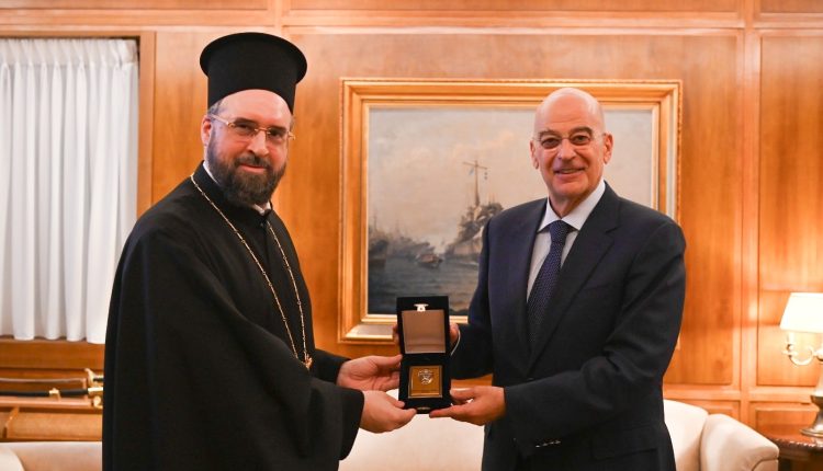 Ο-Επίσκοπος-Ανδίδων-Ισίδωρος-στον-Υπουργό-Εθνικής-Άμυνας,-Νίκο-Δένδια