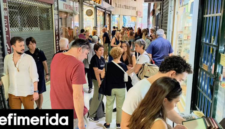 Μια-στοά-στο-κέντρο-με-χρωματοπωλεία-και-μαγαζιά-με-φωτιστικά-και-φερμουάρ-γέμισε-έργα-τέχνης-Δείτε-εικόνες