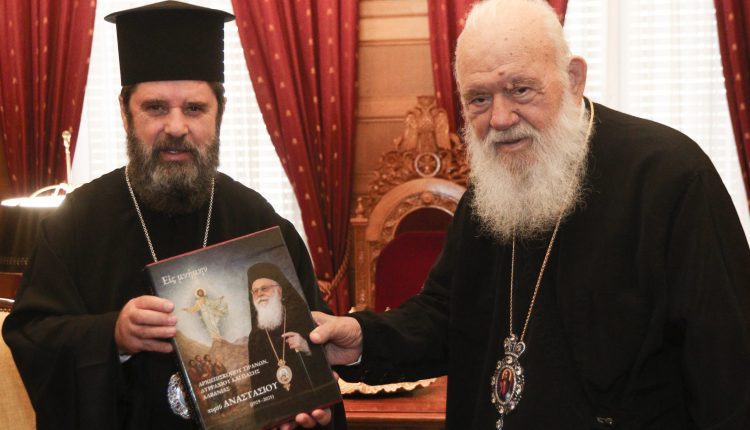 Στον-Αρχιεπίσκοπο-Αθηνών-Ιερώνυμο-ο-Αρχιεπίσκοπος-Αλβανίας-Ιωάννης-(ΦΩΤΟ)