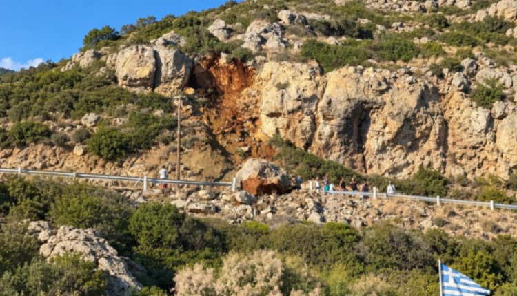Τεράστιος-βράχος-έπεσε-στον-δρόμο-προς-την-παραλία-Άντονι-Κουίν-στη-Ρόδο-–-Ανησυχία-για-αποκόλληση-κι-άλλων-βράχων,-δείτε-βίντεο