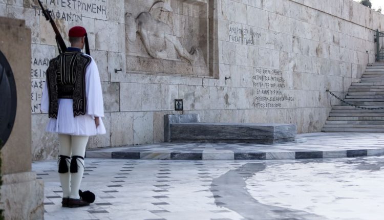 Το-Μνημείο-του-Αγνώστου-Στρατιώτη-αποκτά-νέα-όψη,-94-χρόνια-μετά-τα-αποκαλυπτήριά-του-–-Η-άσφαλτος-αντικαθίσταται-από-μάρμαρο