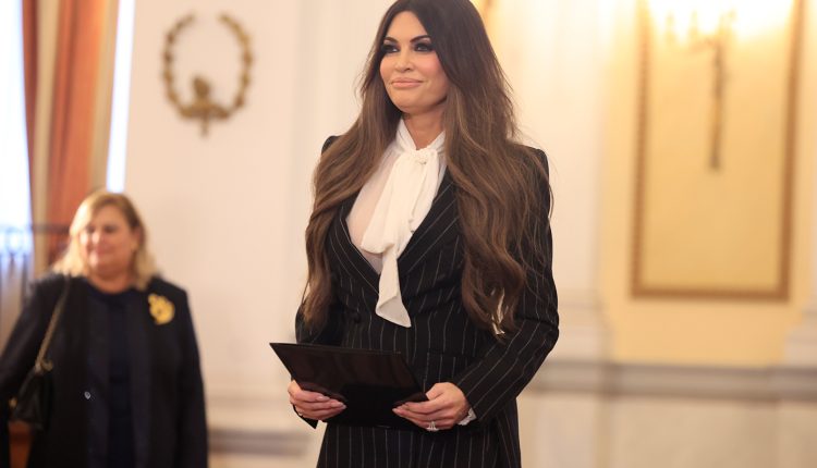 Η-Κίμπερλι-Γκίλφοϊλ-νιώθει-«ντροπιασμένη»-και-«αναστατωμένη»-μετά-την-απαίτηση-του-Τραμπ-να-παραιτηθεί-από-την-πρεσβεία-στην-Αθήνα