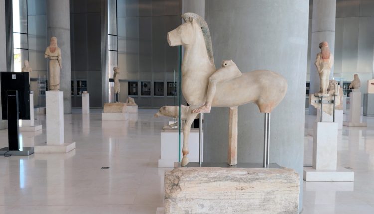 Ένας-θησαυρός-της-Ακρόπολης-επιστρέφει:-Ο-εντυπωσιακός-αρχαϊκός-ιππέας-επανενώνεται-με-το-αυθεντικό-βάθρο-του