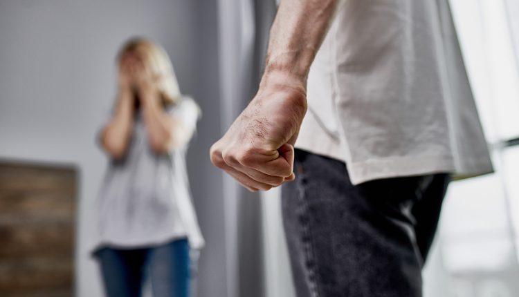 Σοκάρει-καταγγελία-42χρονης-μητέρας:-«Αν-δεν-έμπαινε-μπροστά-το-παιδί,-θα-με-έπνιγε-–-Ένιωθα-ότι-πέθαινα»