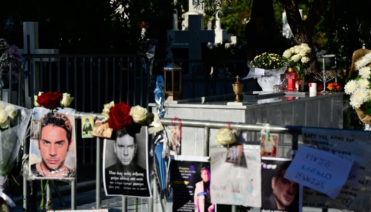 Μνημόσυνο-Γιώργου-Μαζωνάκη:-Οι-εκτιμήσεις-της-αστυνομίας-για-5.000-άτομα-και-η-απουσία-φωτογραφίας-από-τον-τάφο