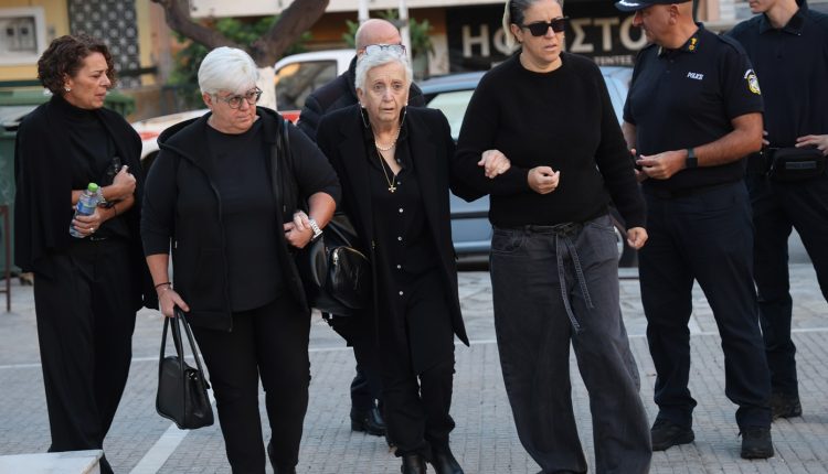 Κόσμος-φτάνει-στη-Νίκαια-για-το-μνημόσυνο-του-Γιώργου-Μαζωνάκη-–-Τραγικές-φιγούρες-οι-γονείς-και-οι-αδελφές-του-τραγουδιστή