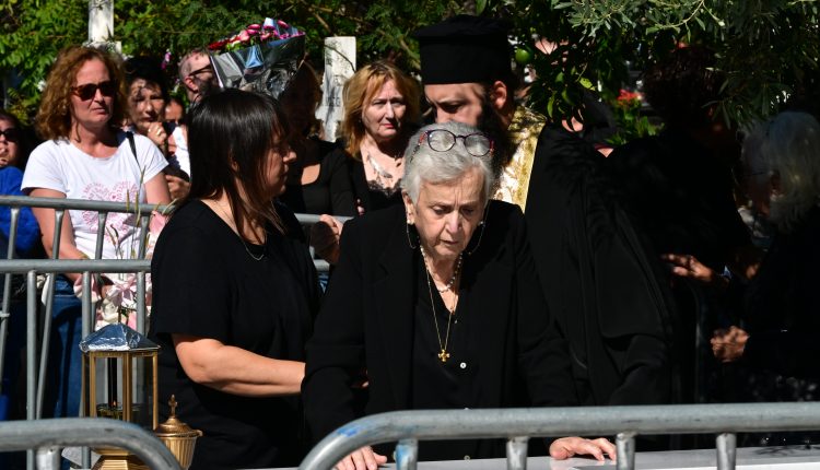 Με-δάκρυα-και-τραγούδια-στο-νεκροταφείο-για-τον-Γιώργο-Μαζωνάκη-–-Σπάραξαν-οι-γονείς-του-πάνω-από-τον-τάφο-του-παιδιού-τους