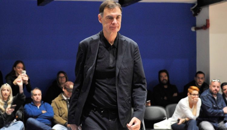Ενοχλήθηκε-ο-Μπαρτζώκας-μετά-τη-νίκη-του-Ολυμπιακού:-«Ρε-παιδιά-μην-ανοίγετε-τώρα,-αφού-μιλάω»