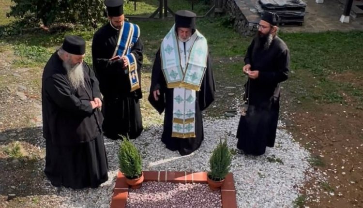 Άγιον-Όρος:-Ο-Θυατείρων-Νικήτας-τέλεσε-τρισάγιο-στον-τάφο-του-μακαριστού-Ιερομονάχου-Ευσεβίου