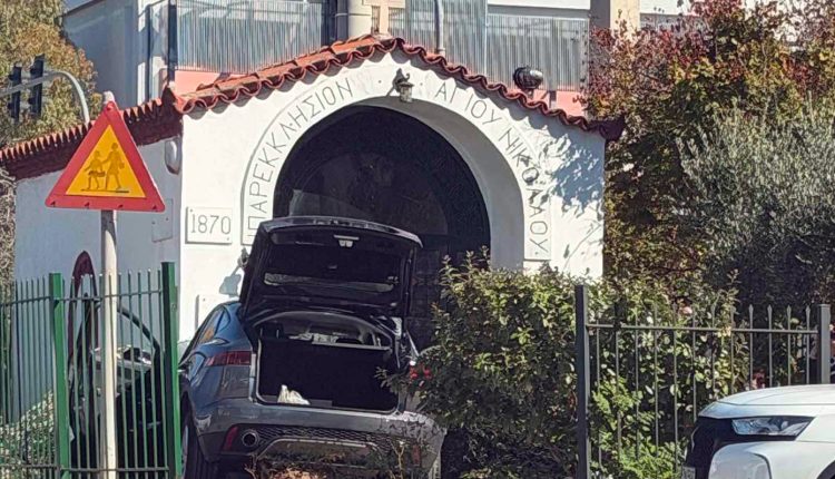 Απίστευτο-τροχαίο-στη-Γλυφάδα:-Οδηγός-έχασε-τον-έλεγχο-του-αυτοκινήτου-του-και-«μπούκαρε»-σε-εκκλησία