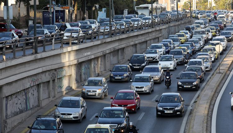 Κίνηση-τώρα:-Σημειωτόν-τα-οχήματα-στον-Κηφισό-–-Πάνω-από-45-λεπτά-καθυστερήσεις-στην-Αττική-Οδό