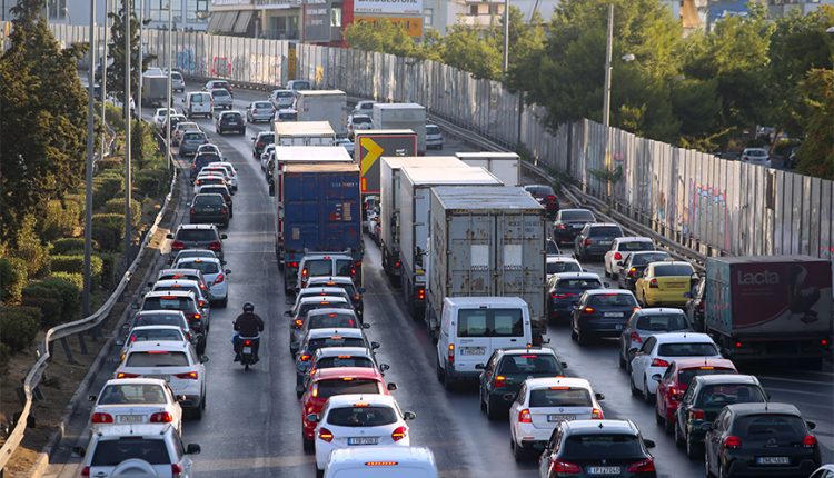 Καραμπόλα-πέντε-αυτοκινήτων-μπλόκαρε-τον-Κηφισό-–-Μεγάλο-μποτιλιάρισμα-στη-λεωφόρο-Αθηνών,-προβλήματα-και-στηνΑττική-οδό
