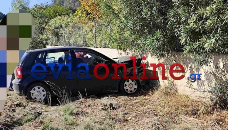 Τροχαίο-στην-Ερέτρια:-17χρονος-οδηγός-καρφώθηκε-σε-μάντρα-και-τραυματίστηκε