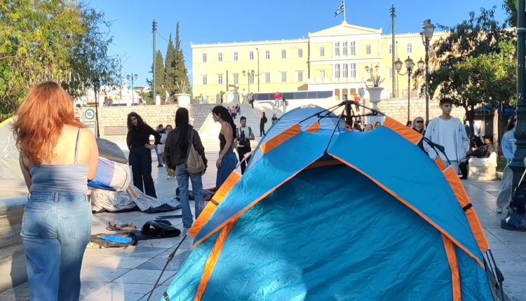 Το-Σύνταγμα-μετατρέπεται-σε-πεδίο-διαμαρτυρίας:-Φοιτητές-στήνουν-σκηνές-δίνοντας-το-σύνθημα-για-την-έναρξη-νέου-διημέρου-κινητοποιήσεων