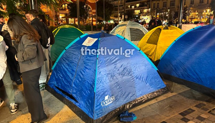 Θεσσαλονίκη:-Βίντεο-με-φοιτητές-να-κατασκηνώνουν-στην-Αγίας-Σοφίας-πριν-το-συλλαλητήριο-–-Ποια-είναι-τα-αιτήματά-τους