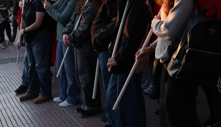 Παραλύει-λόγω-απεργίας-η-χώρα:-Στους-δρόμους-μαθητές-και-εκπαιδευτικοί-–-«Από-την-Ελλάδα-μέχρι-τη-Γαλλία-παλεύουμε-για-δημόσια,-δωρεάν-Παιδεία»